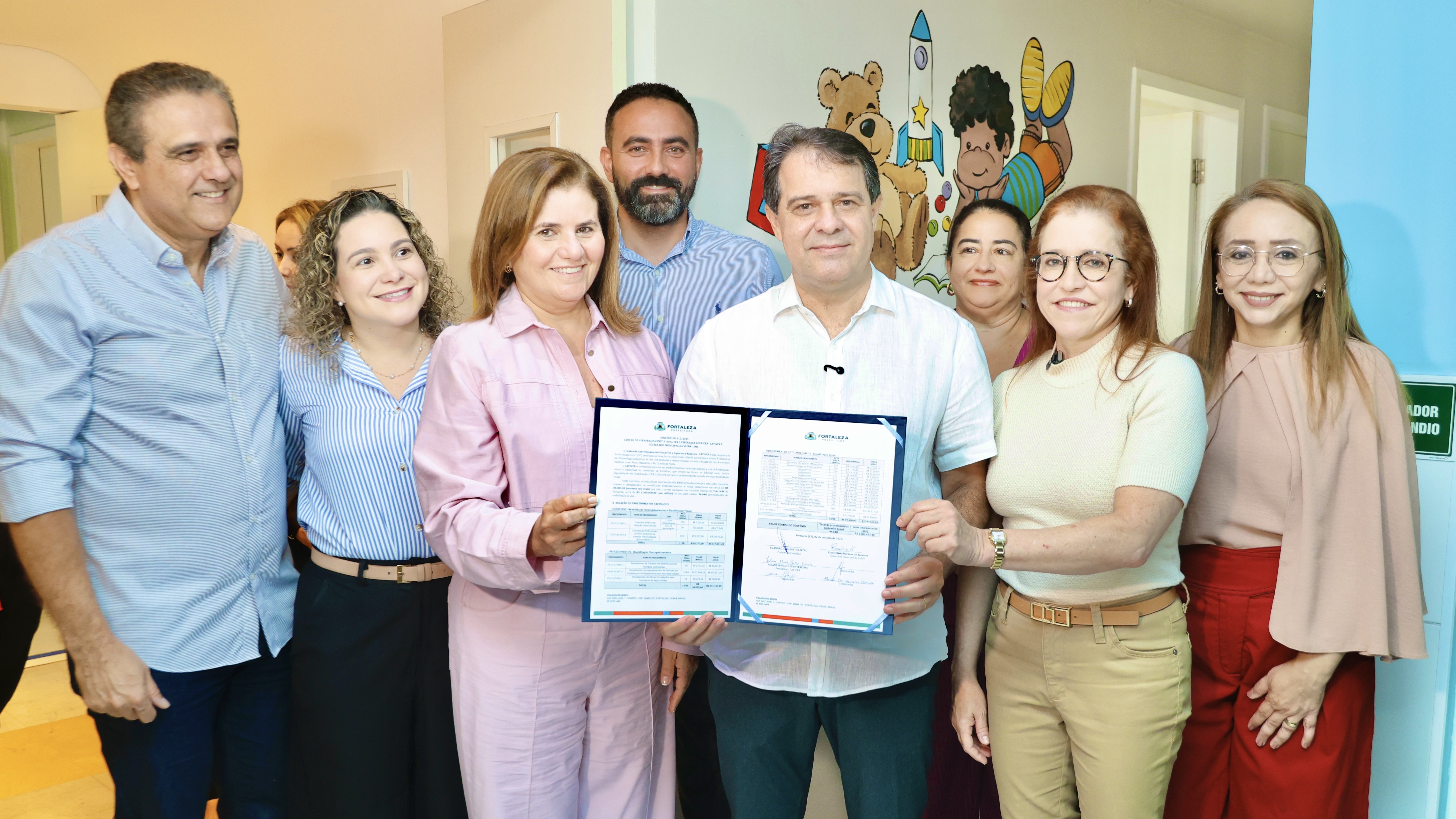 grupo de pessoas posa para a foto